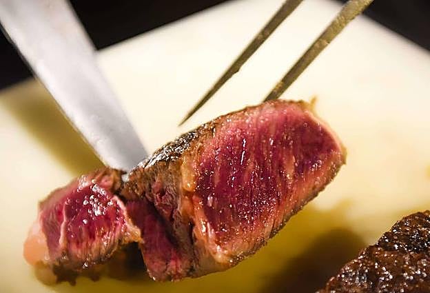 Aspecto que presenta una chuleta asada en el restaurante tolosarra.