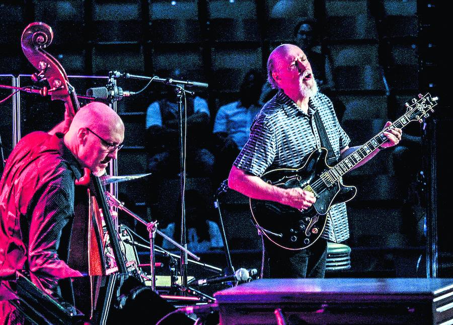 Maestros. Scott Colley, en primer plano, frente a John Scofield; los dos demostraron su virtuosismo ayer en Mendizorroza. 