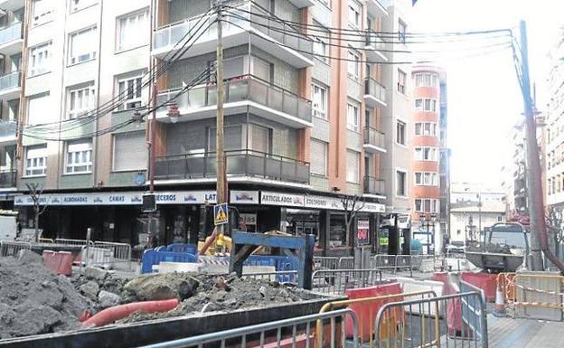 Obras en la calle Merindad de Uribe y Nafarroa por problemas con la red eléctrica. 