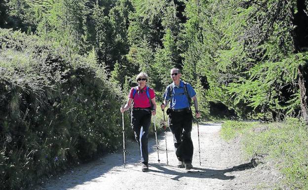 Thresa May y su marido, Philip, practican el senderismo en los Alpes suizos. 