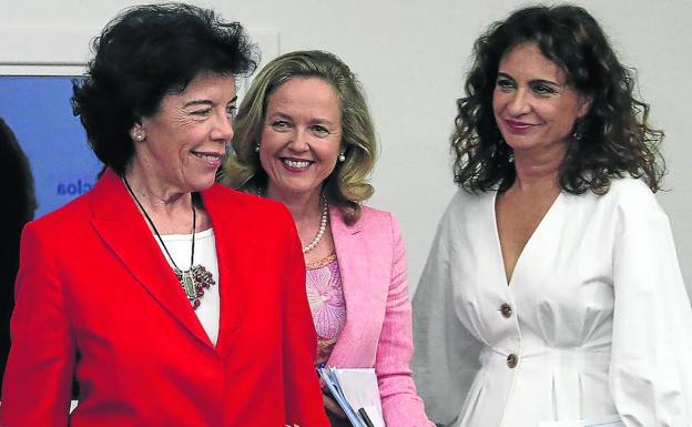 Las ministras Isabel Celaá, Nadia Calviño y María Jesús Montero, ayer. 