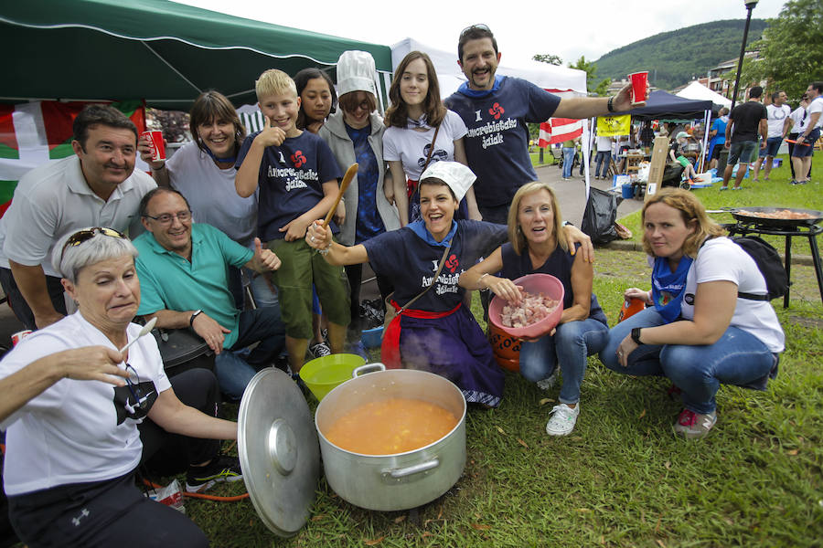 El multitudinario concurso de marmitako reúne a más de 4.300 personas. La música acompaña este evento desde el mediodía.