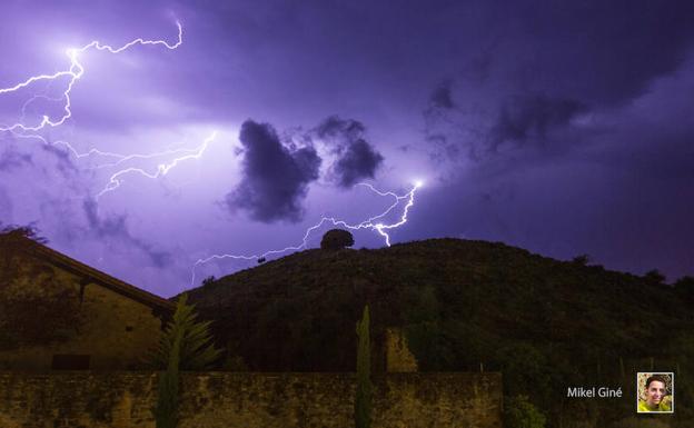 Imagen principal - Uno de los rayos captados en la tormenta del pasado domingo por Mikel Giné, nubes sobre las populares torres de Salburua y uno de los rayos 'cazados' este mismo mes por Imanol Gago. 