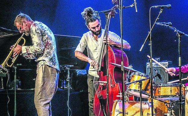 El trompetista Fabrizio Bosso toca un solo junto al firme bajista Or Bareket y el magistral batería Leon Parker. 