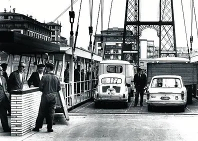 Imagen secundaria 1 - 1. Grabado de la ría, navegable, hace un siglo. 2. Primer día de una nueva barquilla en 1964 . 3. El viaducto, destruido durante la guerra.