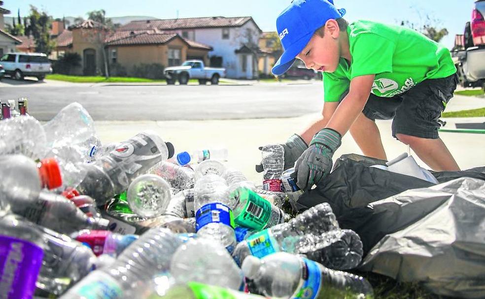 Manos a la obra. Ryan se dispone a recoger envases de plástico por la calle.