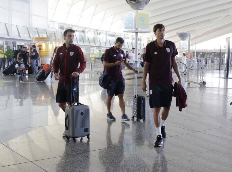 La expedición bilbaína ha partido del aeropuerto de Loiu a las diez de la mañana y aterrizará en Münster, Alemania, a una hora de su cuartel general