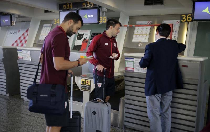 La expedición bilbaína ha partido del aeropuerto de Loiu a las diez de la mañana y aterrizará en Münster, Alemania, a una hora de su cuartel general