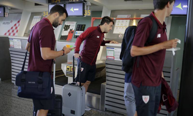 La expedición bilbaína ha partido del aeropuerto de Loiu a las diez de la mañana y aterrizará en Münster, Alemania, a una hora de su cuartel general