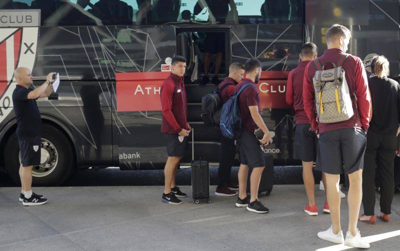 La expedición bilbaína ha partido del aeropuerto de Loiu a las diez de la mañana y aterrizará en Münster, Alemania, a una hora de su cuartel general
