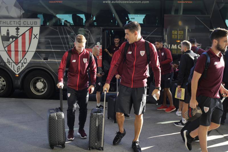 La expedición bilbaína ha partido del aeropuerto de Loiu a las diez de la mañana y aterrizará en Münster, Alemania, a una hora de su cuartel general