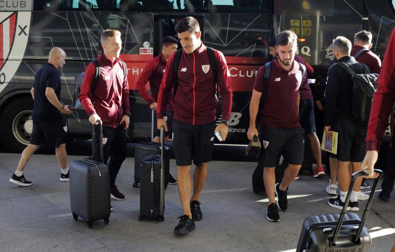 La expedición bilbaína ha partido del aeropuerto de Loiu a las diez de la mañana y aterrizará en Münster, Alemania, a una hora de su cuartel general