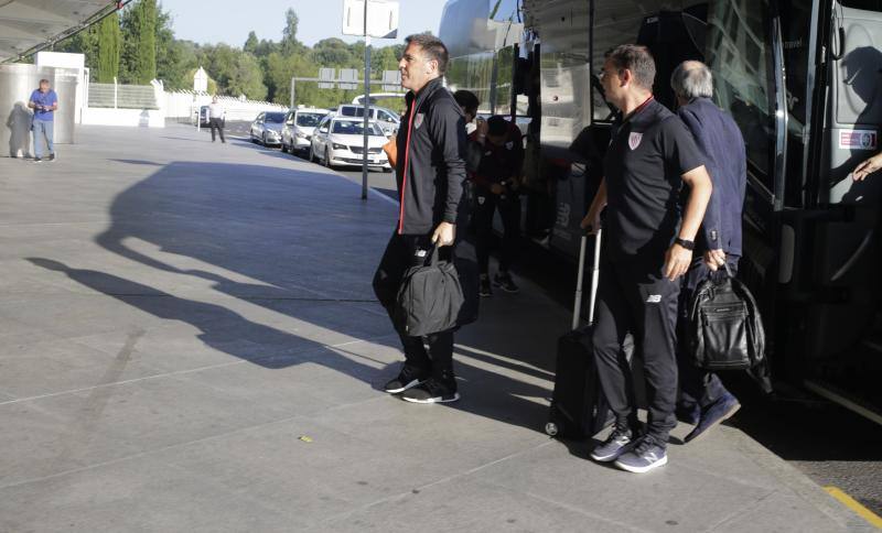 La expedición bilbaína ha partido del aeropuerto de Loiu a las diez de la mañana y aterrizará en Münster, Alemania, a una hora de su cuartel general