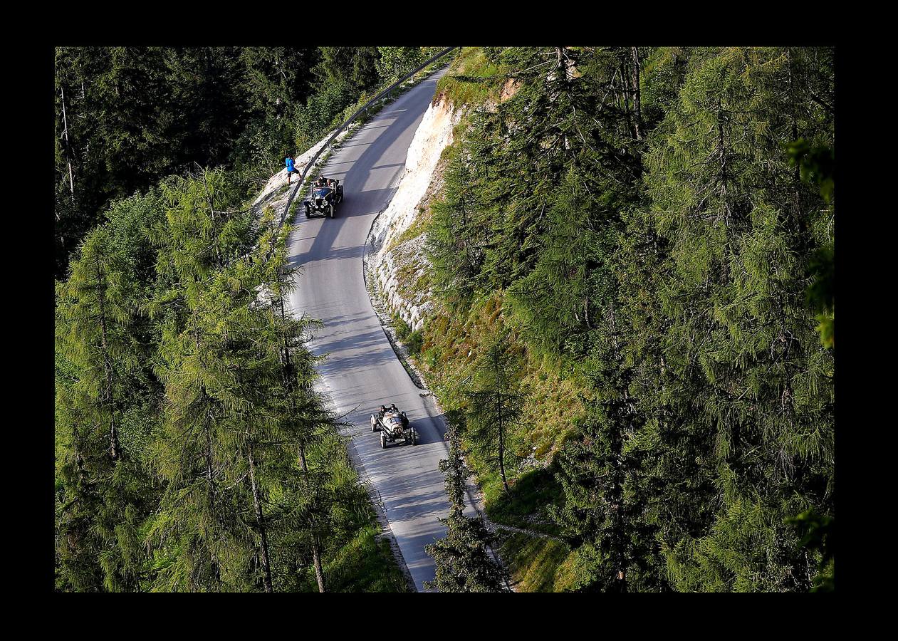 El «Ennstal Classic» es un rally-exhibición de coches deportivos construidos antes de 1973, que se celebra en las carreteras alpinas de Austria. En esta edición (la vigésimo sexta) han participado 238 equipos de 17 países, que han reunido automóviles de 51 marcas. Además, Porsche celebró el 70 aniversario del mítico 356 en el Rallye de este año. Con 43 coches, la marca de Stuttgart, que tiene sus raíces en el pueblo austríaco Gmünd, fue la más representada. Jaguar le sigue con 30, Alfa Romeo con 22 y Mercedes-Benz con 19; Ferrari participó con 10 coches. En el rally también han conducido estrellas del volante como Niki Lauda, Jackie Stewart, Sebastian Vettel, Patrick Dempsey y Brian Johnson.