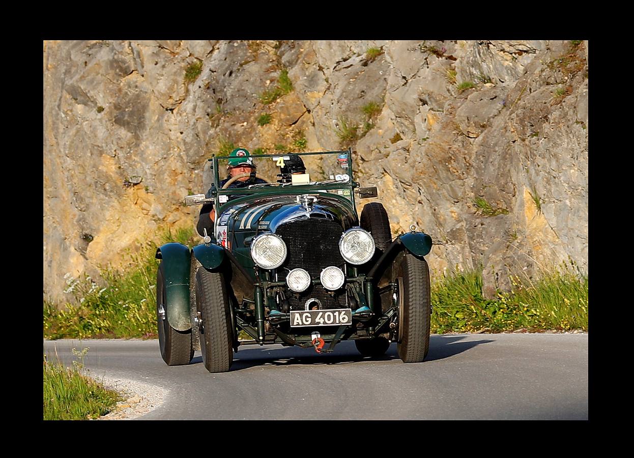 El «Ennstal Classic» es un rally-exhibición de coches deportivos construidos antes de 1973, que se celebra en las carreteras alpinas de Austria. En esta edición (la vigésimo sexta) han participado 238 equipos de 17 países, que han reunido automóviles de 51 marcas. Además, Porsche celebró el 70 aniversario del mítico 356 en el Rallye de este año. Con 43 coches, la marca de Stuttgart, que tiene sus raíces en el pueblo austríaco Gmünd, fue la más representada. Jaguar le sigue con 30, Alfa Romeo con 22 y Mercedes-Benz con 19; Ferrari participó con 10 coches. En el rally también han conducido estrellas del volante como Niki Lauda, Jackie Stewart, Sebastian Vettel, Patrick Dempsey y Brian Johnson.