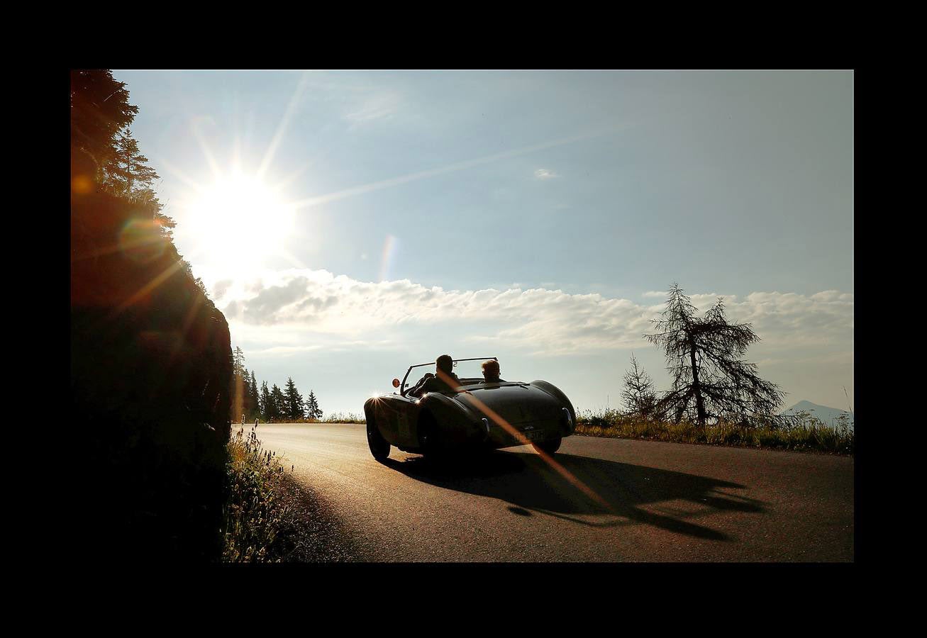 El «Ennstal Classic» es un rally-exhibición de coches deportivos construidos antes de 1973, que se celebra en las carreteras alpinas de Austria. En esta edición (la vigésimo sexta) han participado 238 equipos de 17 países, que han reunido automóviles de 51 marcas. Además, Porsche celebró el 70 aniversario del mítico 356 en el Rallye de este año. Con 43 coches, la marca de Stuttgart, que tiene sus raíces en el pueblo austríaco Gmünd, fue la más representada. Jaguar le sigue con 30, Alfa Romeo con 22 y Mercedes-Benz con 19; Ferrari participó con 10 coches. En el rally también han conducido estrellas del volante como Niki Lauda, Jackie Stewart, Sebastian Vettel, Patrick Dempsey y Brian Johnson.