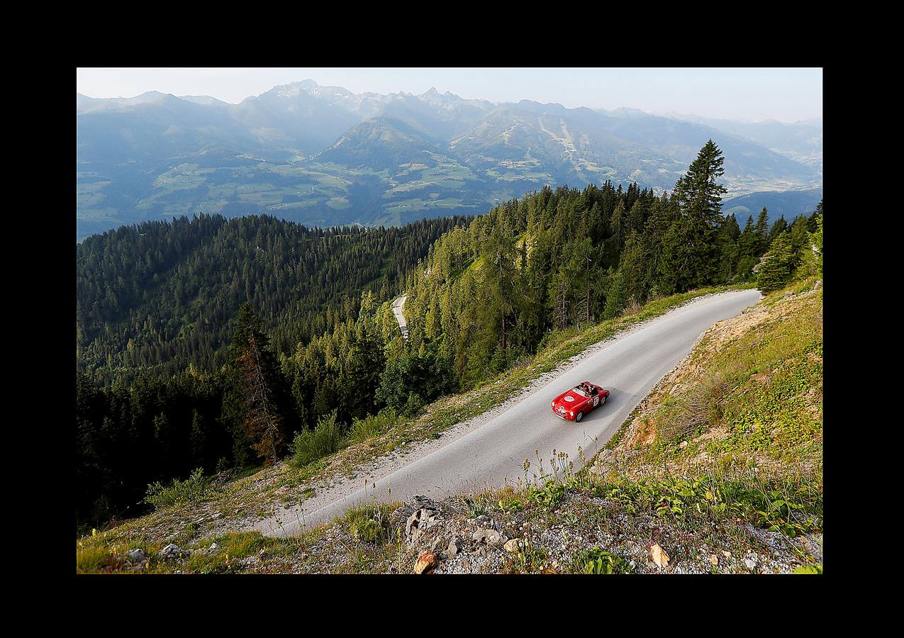 El «Ennstal Classic» es un rally-exhibición de coches deportivos construidos antes de 1973, que se celebra en las carreteras alpinas de Austria. En esta edición (la vigésimo sexta) han participado 238 equipos de 17 países, que han reunido automóviles de 51 marcas. Además, Porsche celebró el 70 aniversario del mítico 356 en el Rallye de este año. Con 43 coches, la marca de Stuttgart, que tiene sus raíces en el pueblo austríaco Gmünd, fue la más representada. Jaguar le sigue con 30, Alfa Romeo con 22 y Mercedes-Benz con 19; Ferrari participó con 10 coches. En el rally también han conducido estrellas del volante como Niki Lauda, Jackie Stewart, Sebastian Vettel, Patrick Dempsey y Brian Johnson.