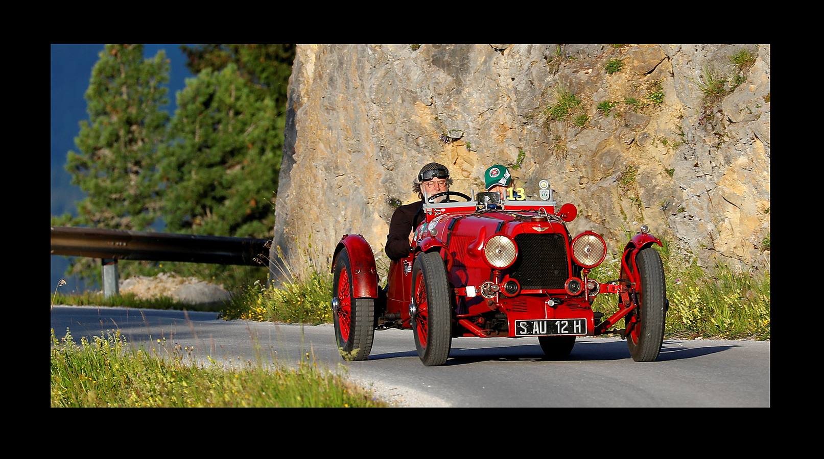 El «Ennstal Classic» es un rally-exhibición de coches deportivos construidos antes de 1973, que se celebra en las carreteras alpinas de Austria. En esta edición (la vigésimo sexta) han participado 238 equipos de 17 países, que han reunido automóviles de 51 marcas. Además, Porsche celebró el 70 aniversario del mítico 356 en el Rallye de este año. Con 43 coches, la marca de Stuttgart, que tiene sus raíces en el pueblo austríaco Gmünd, fue la más representada. Jaguar le sigue con 30, Alfa Romeo con 22 y Mercedes-Benz con 19; Ferrari participó con 10 coches. En el rally también han conducido estrellas del volante como Niki Lauda, Jackie Stewart, Sebastian Vettel, Patrick Dempsey y Brian Johnson.