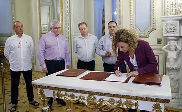 La ministra de Política Territorial, Meritxell Batet, durante el encuentro con los sindicatos representativos en la mesa de la Administración General del Estado.