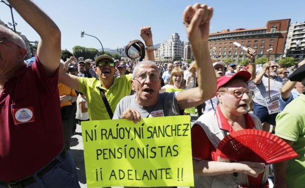 Pensionistas en la protesta de este lunes en Bilbao.