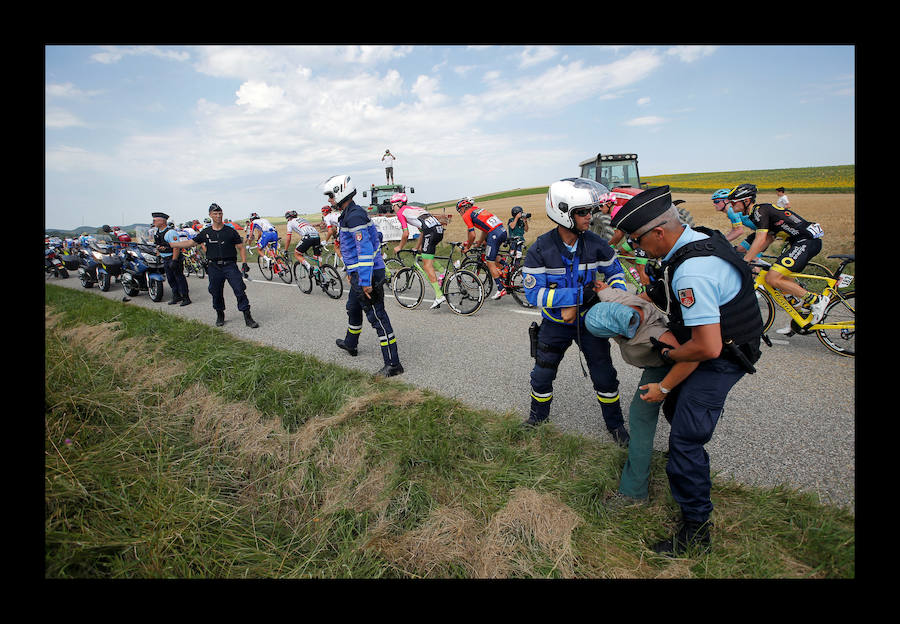 Fotos: Interrumpen durante 17 minutos la etapa del Tour por el lanzamiento de gases lacrimógenos