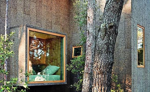 Imagen principal - Arriba, casa de corcho. Llafranc, de Emiliano López. Abajo a la izquierda, Desert City. San Sebastián de los Reyes. Abajo a la derecha, vivienda colectiva. Pamplona, de J. Larraz.