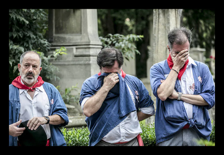 La ofrenda floral, las dianas, la carrera de barricas, las vaquillas... Un sinfín de actividades han servido para divertir a los vitorianos durante este 25 de julio