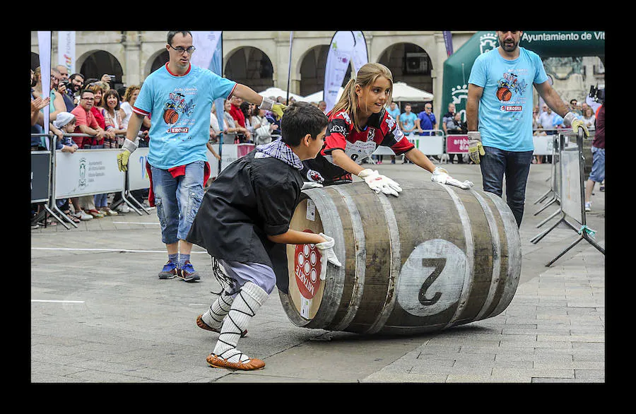 La ofrenda floral, las dianas, la carrera de barricas, las vaquillas... Un sinfín de actividades han servido para divertir a los vitorianos durante este 25 de julio