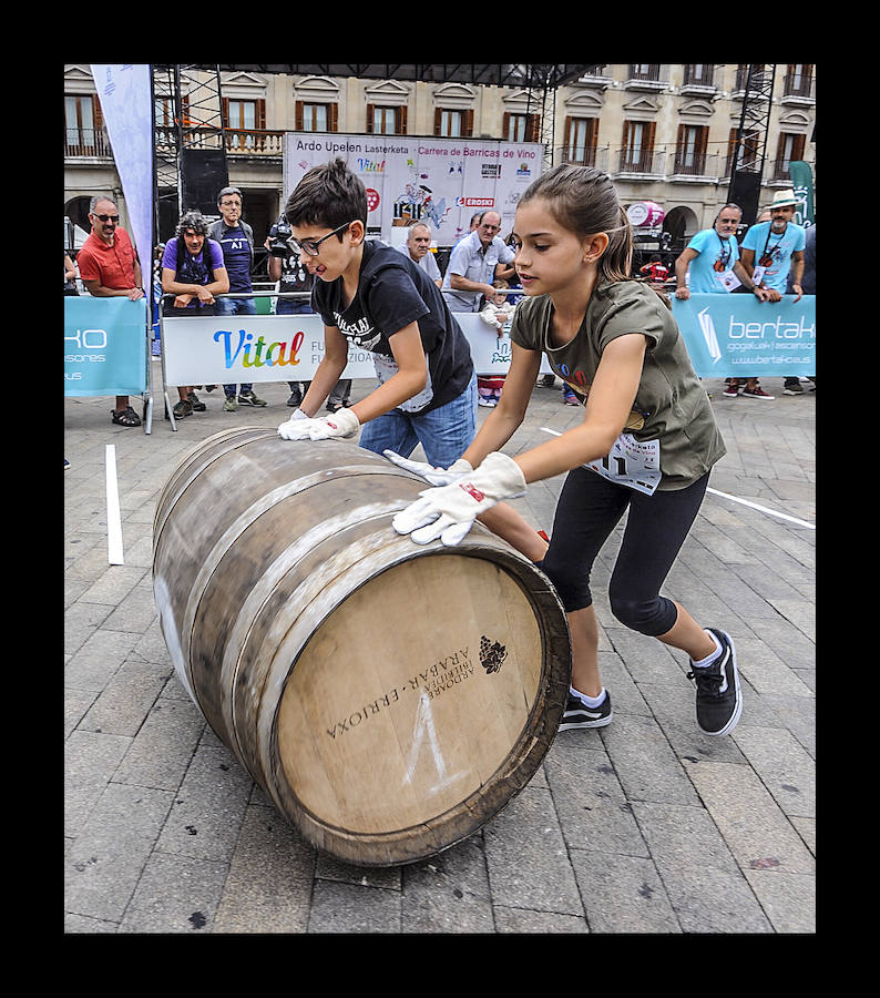 La ofrenda floral, las dianas, la carrera de barricas, las vaquillas... Un sinfín de actividades han servido para divertir a los vitorianos durante este 25 de julio