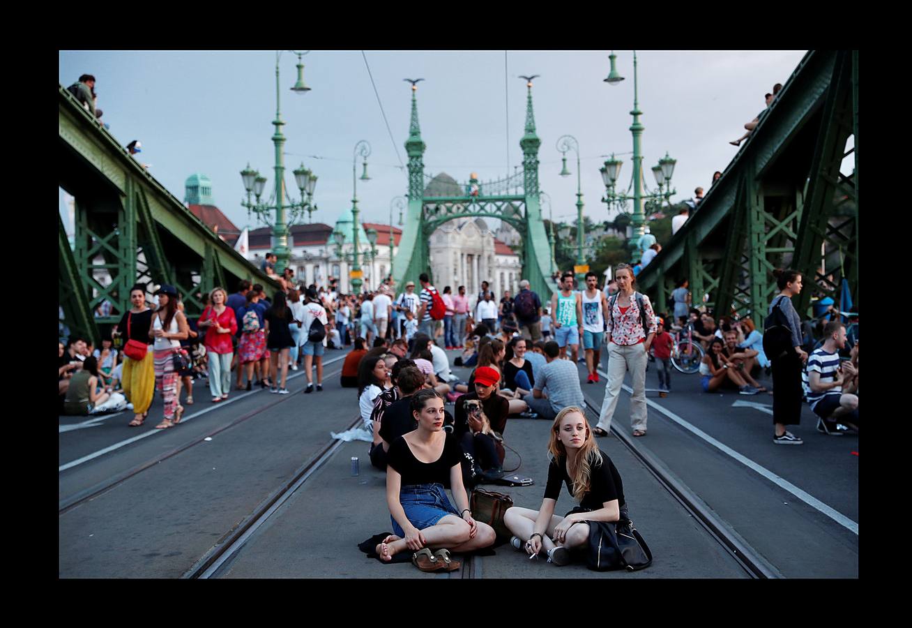 En sus orígenes, cuando Budapest era una de las capitales del Imperio Habsburgo, el Puente de la Libertad era conocido como el de Francisco José, en honor al emperador. En la actualidad, esta obra de hierro fundido de 333 metros de longitud y 21 de ancho, que se eleva sobre el Danubio con su peculiar color verde, es uno de los más populares de la capital húngara y también el más corto. Desde su restauración el año pasado, todos los fines de semana del verano es ocupado por centenares de peatones que disfrutan de actividades como conciertos, actuaciones callejeras e incluso prácticas colectivas de yoga.