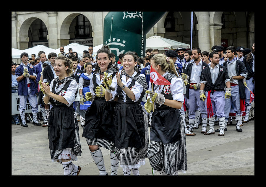 La ofrenda floral, las dianas, la carrera de barricas, las vaquillas... Un sinfín de actividades han servido para divertir a los vitorianos durante este 25 de julio