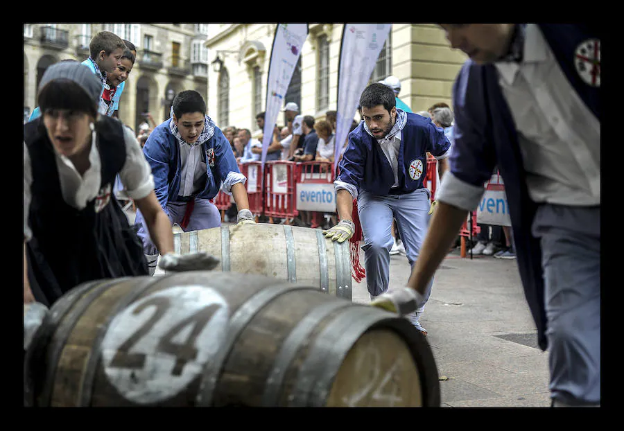 La ofrenda floral, las dianas, la carrera de barricas, las vaquillas... Un sinfín de actividades han servido para divertir a los vitorianos durante este 25 de julio