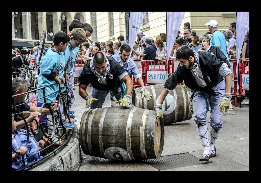 La ofrenda floral, las dianas, la carrera de barricas, las vaquillas... Un sinfín de actividades han servido para divertir a los vitorianos durante este 25 de julio