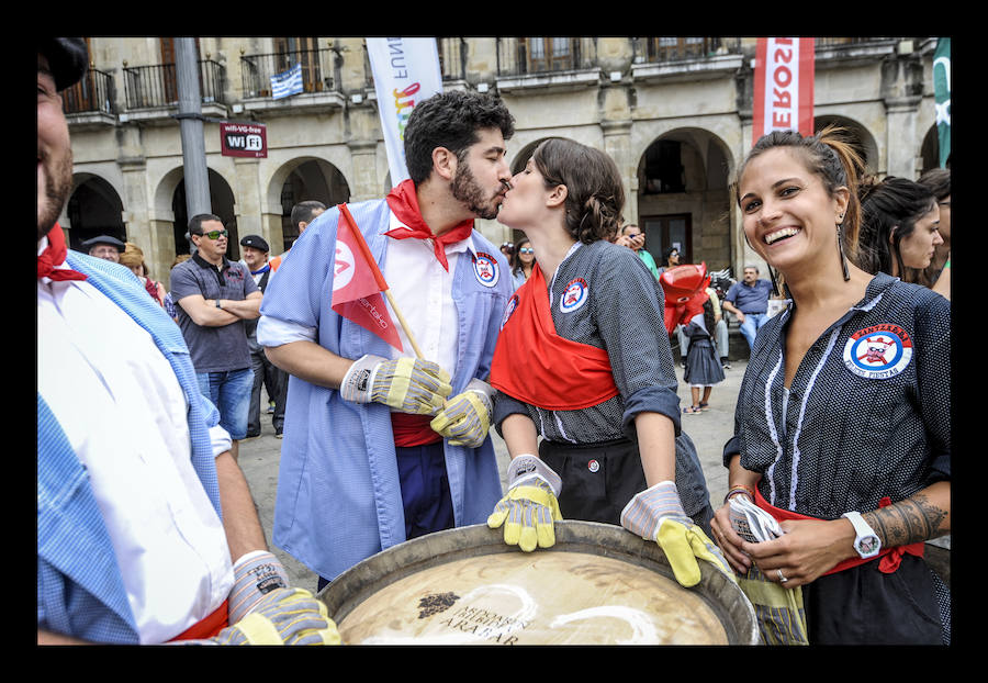 La ofrenda floral, las dianas, la carrera de barricas, las vaquillas... Un sinfín de actividades han servido para divertir a los vitorianos durante este 25 de julio