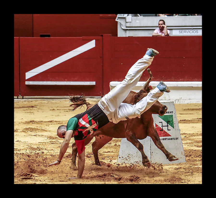 La ofrenda floral, las dianas, la carrera de barricas, las vaquillas... Un sinfín de actividades han servido para divertir a los vitorianos durante este 25 de julio