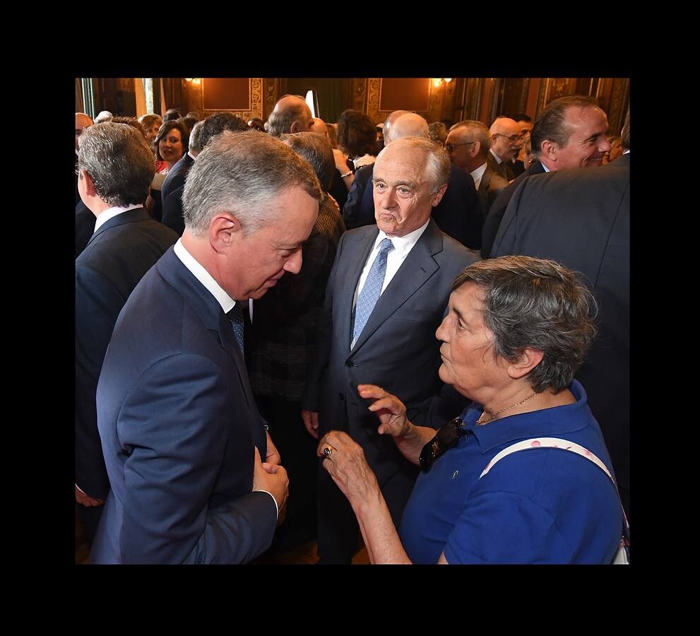 El lehendakari Iñigo Urkullu conversa con Blanca Estrella Ruiz, presidenta de Clara Campoamor. 