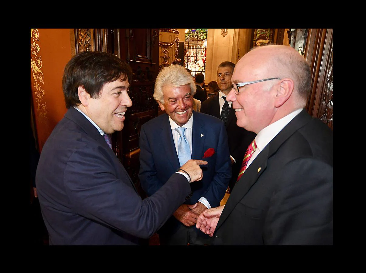 Los expresidentes del Athletic Fernando García Macua y José Julián Lertxundi conversan con el diputado de Hacienda, José María Iruarrizaga.