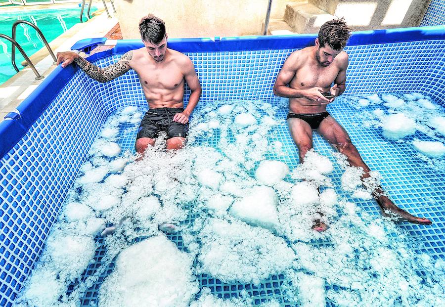 Ximo Navarro y Manu García, en la piscina de agua helada que favorece la recuperación física.