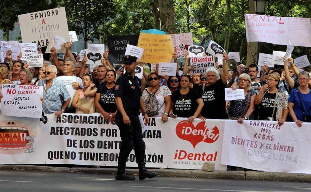 Cientos de personas venidos de diferentes puntos de España, afectados por la empresa de odontología iDental, durante la concentración en frente al Ministerio de Sanidad tras el cierre de las clínicas. 