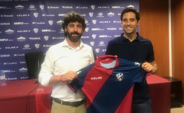 Etxeita, en su presentación como jugador del Huesca.