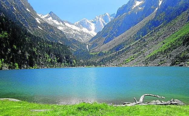 El paradisiaco lago de Gaube señala el camino hacia la base del Vignemale.