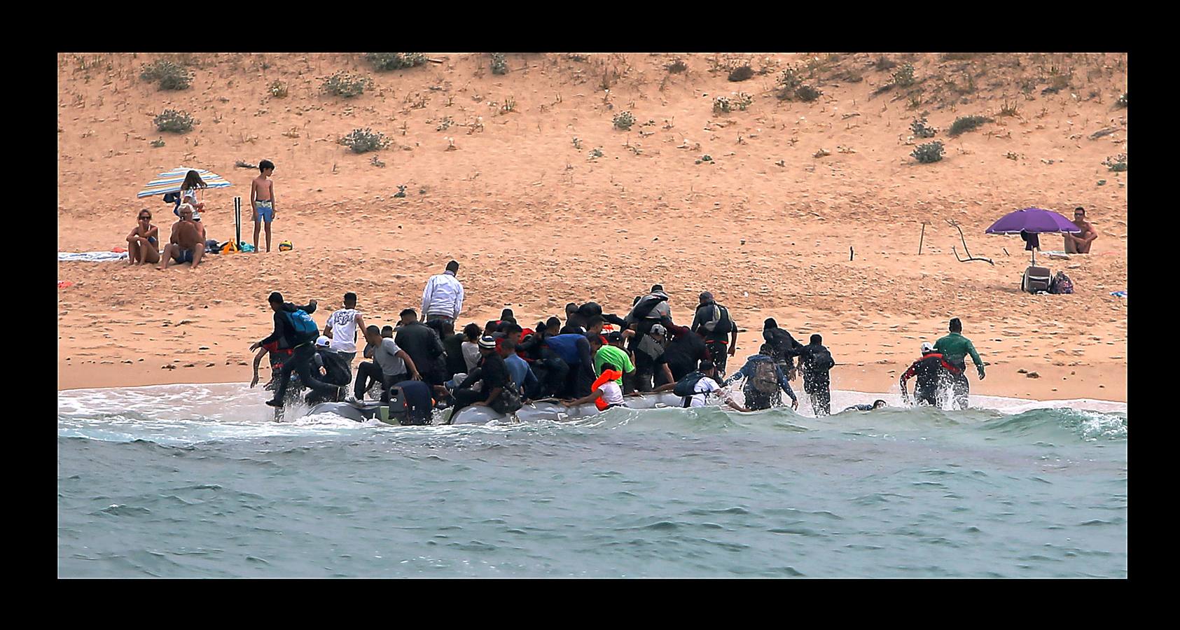 Efectivos de Salvamento Marítimo, coordinados por el centro en Tarifa (Cádiz) han rescatado desde primera hora de este viernes a un total de 627 inmigrantes cuando viajaban a bordo de 35 pateras localizadas en aguas del Estrecho. La primera ha sido rescatada a las 8,28 horas y la última, hasta el momento, a las 13,06 horas.