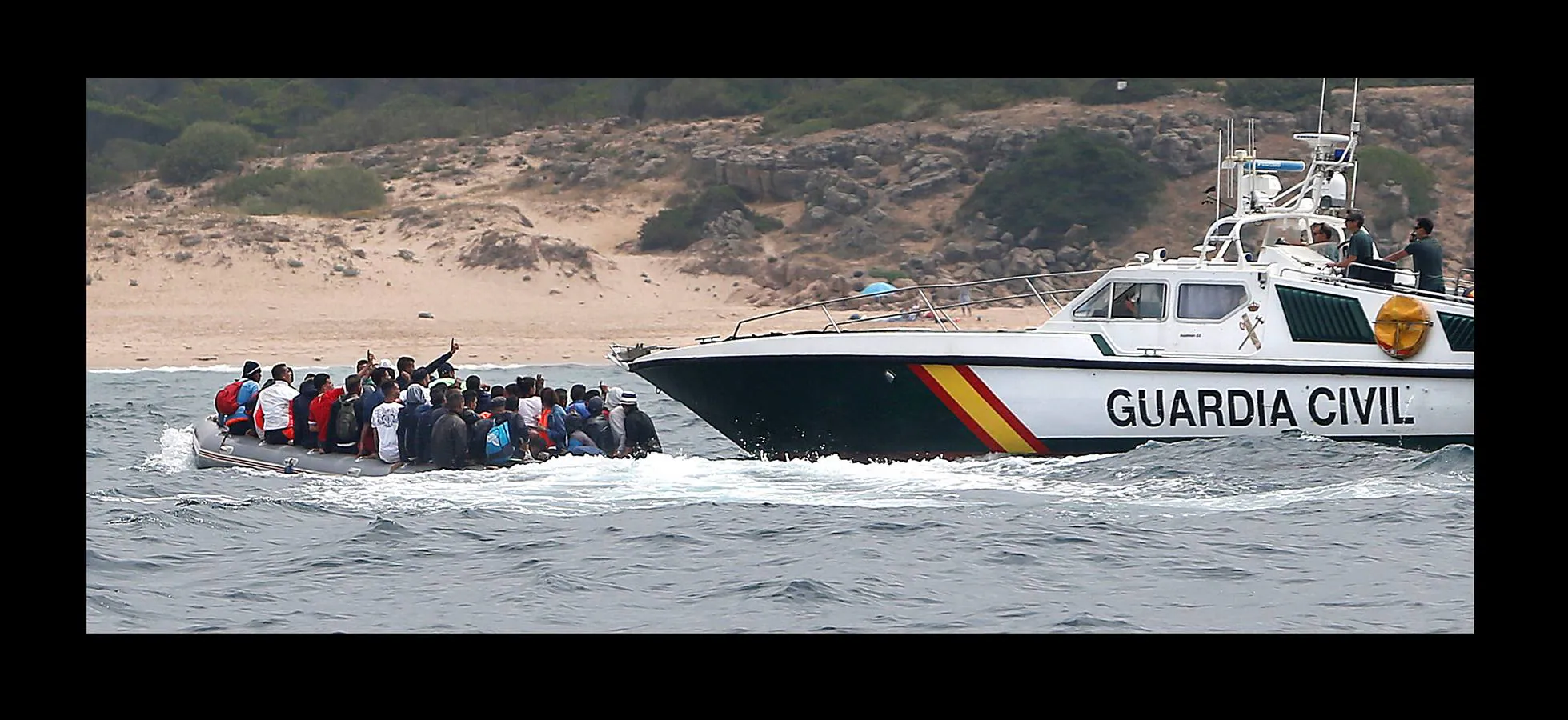 Efectivos de Salvamento Marítimo, coordinados por el centro en Tarifa (Cádiz) han rescatado desde primera hora de este viernes a un total de 627 inmigrantes cuando viajaban a bordo de 35 pateras localizadas en aguas del Estrecho. La primera ha sido rescatada a las 8,28 horas y la última, hasta el momento, a las 13,06 horas.