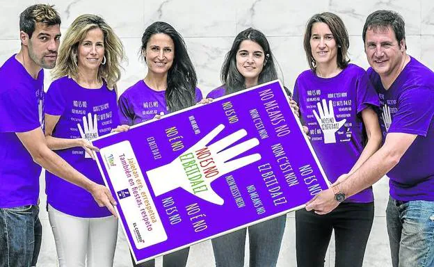 Manu García, Zuriñe Ortiz de Latierro, Elena Loyo, María Ascasso, Livia López y Gorka Ortiz de Urbina, con las camisetas.