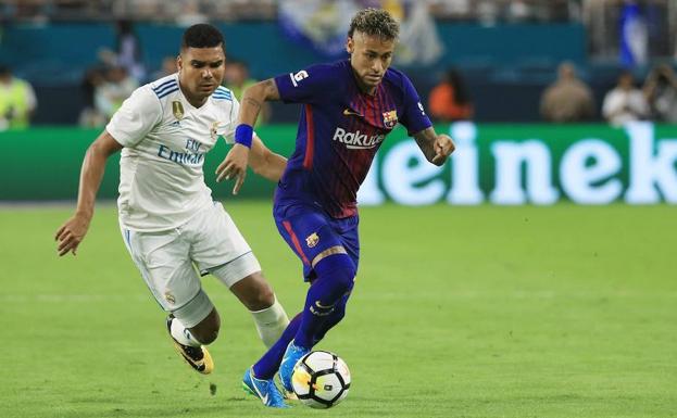 Neymar supera a Casemiro en un Real Madrid-Barcelona. 