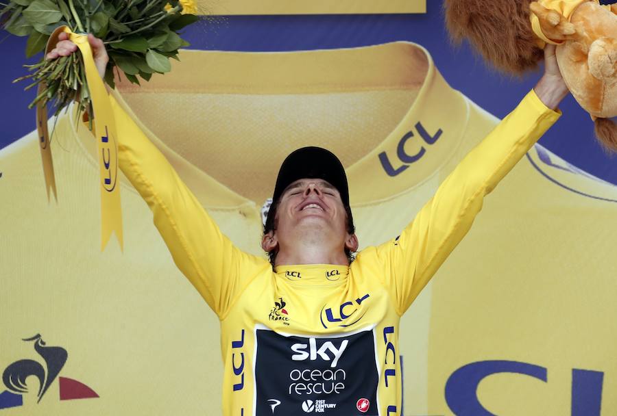 Geraint Thomas celebrando desde el podio de los ganadores.