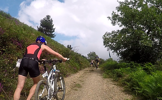 El triatlón de montaña más duro de Euskadi, desde dentro: «Ni un metro llano, pura agonía»