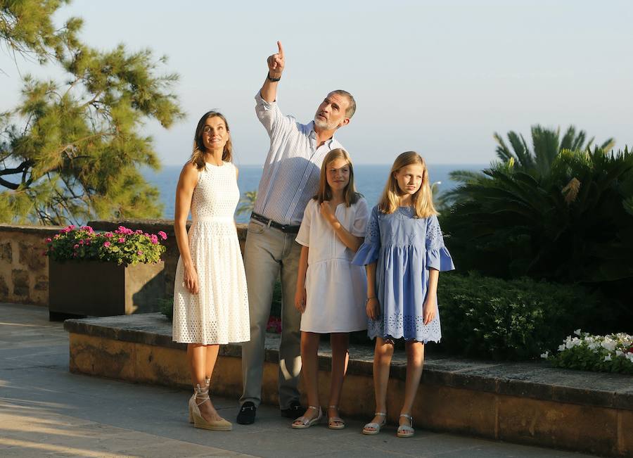 Los Reyes y sus hijas, la princesa Leonor y la infanta Sofía, han cumplido esta tarde la tradición de posar ante los medios gráficos al comienzo de su estancia veraniega en Palma, aunque esta vez no lo han hecho en el Palacio de Marivent, sino en el de la Almudaina.