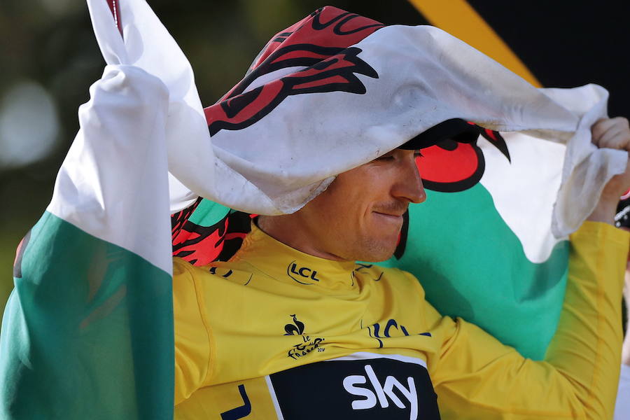 Geraint Thomas, en el podio de los Campos Elíseos, con la bandera galesa. 