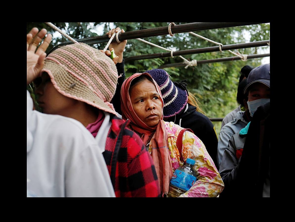 En Camboya, las trabajadoras de las industrias que abastecen a algunas de las marcas deportivas más conocidas trabajan diez horas diarias seis días a la semana. Según datos de 2016 más de 500 empleados de las principales factorías sufrieron desvanecimientos como consecuencia de las malas condiciones de trabajo, entre las que se incluyen las elevadas temperaturas. El salario mensual mínimo en Camboya es de unos 130 euros y dos horas extras al día lo elevan a 150 ó 200, dependiendo de la fábrica. Camboya tenía un total de 1.522 factorías registradas en 2017, un 37 por ciento más que hace cinco años, un crecimiento que se detuvo el año pasado.
